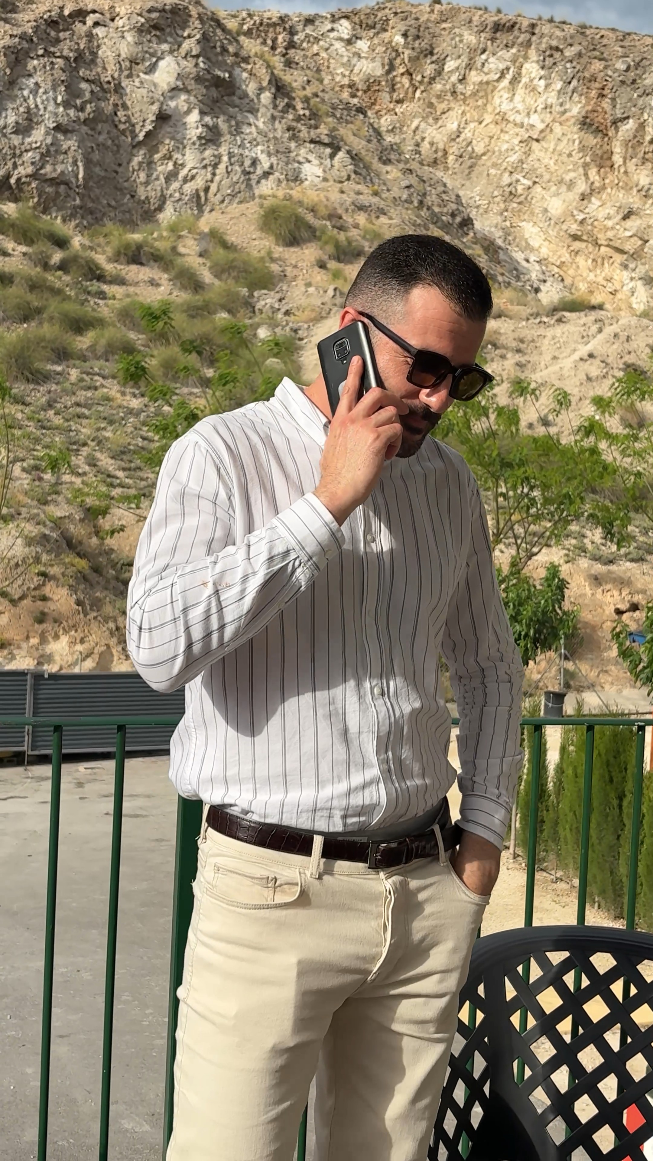 Álvaro Carrillo negociando hipotecas por teléfono